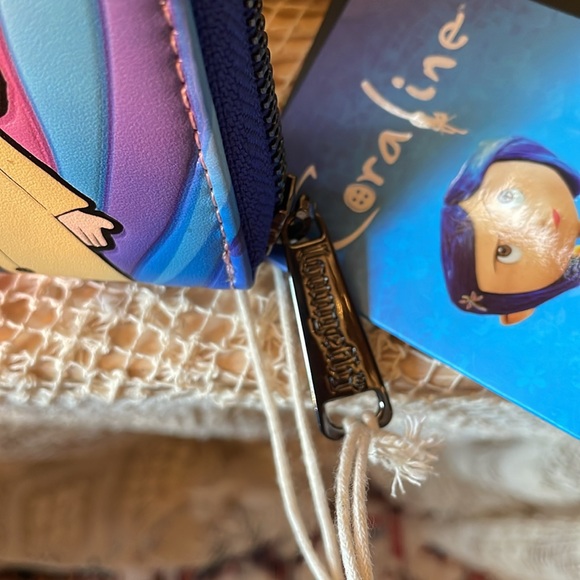 Loungefly x Caroline Wallet - Picture 5 of 6